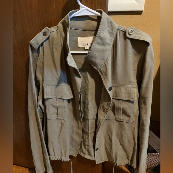 Lightweight seasonal jacket for Fall. Olive shade. - Picture 1 of 4